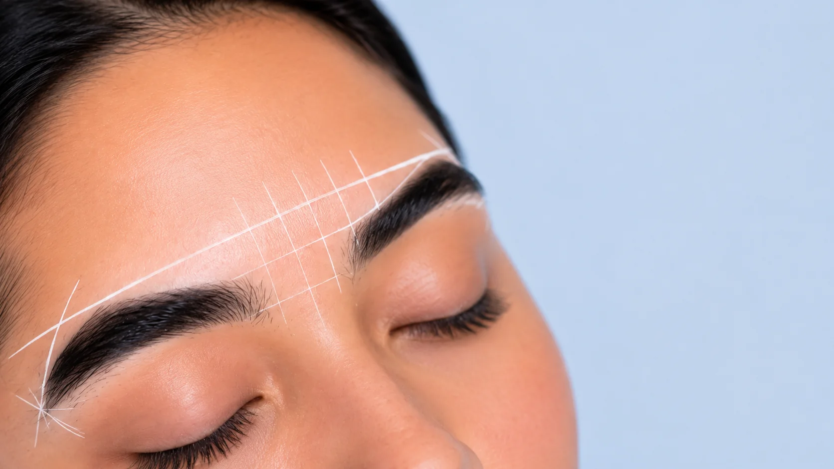 Diseño de cejas con hilo de medición sobre el rostro