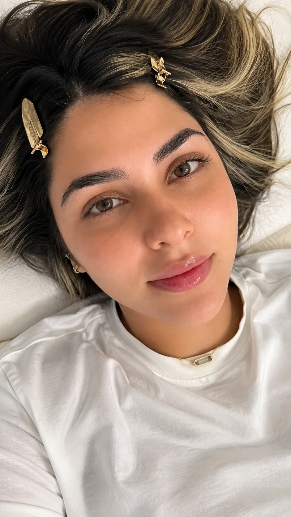 Cejas definidas con luz natural