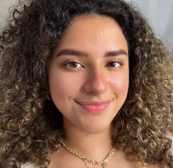 Retrato de frente con cejas y pestañas trabajadas