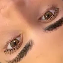 Ceja perfilada con cera