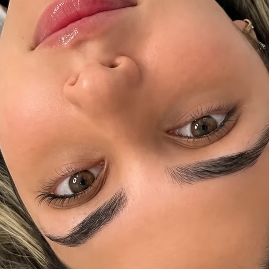 Cejas definidas con henna