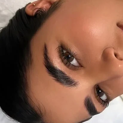 Primer plano de unas cejas con tinte híbrido